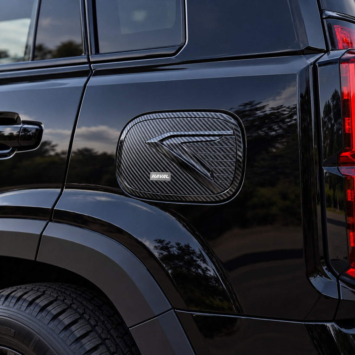 Carbon fuel tank cap decorative cover installed on black Haval H9 2024-2025